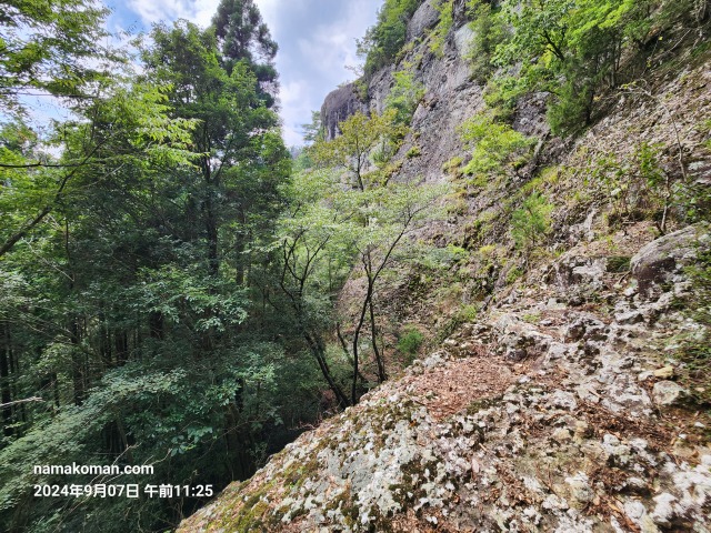 明神山岩肌